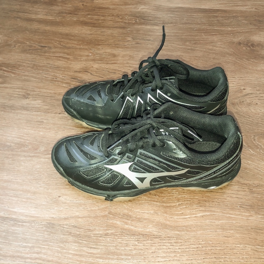 MIZUNO WOMENS VOLLEYBALL SHOES SIZE 7.5